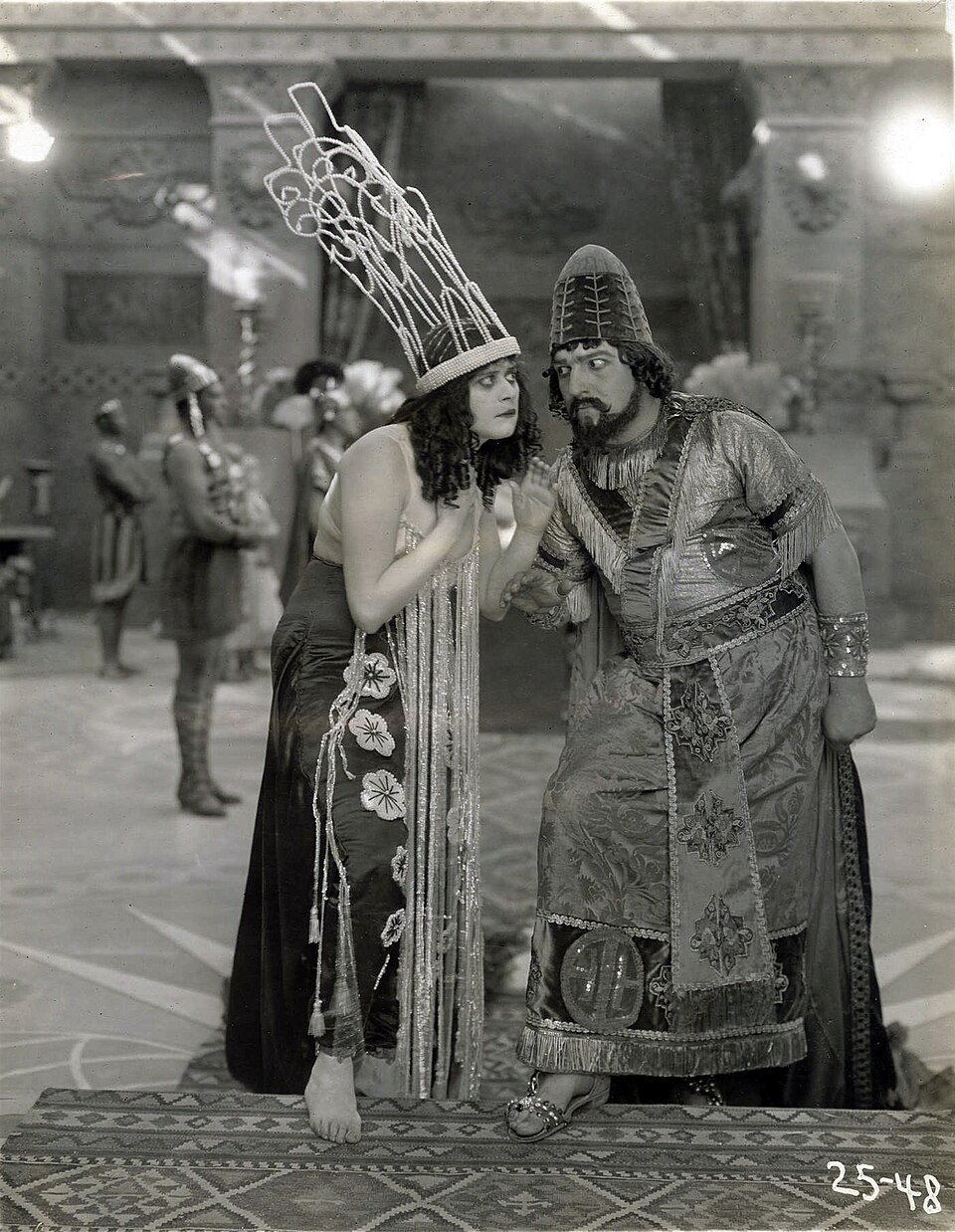 Theda Bara en Salomé avec G. Raymond Nye dans le rôle du roi Hérode en 1918 Theda Bara en Salomé avec G. Raymond Nye dans le rôle du roi Hérode en 1918