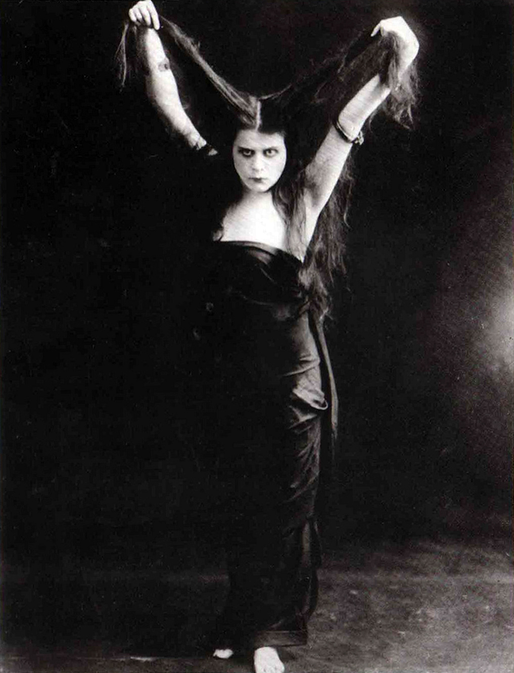 Theda Bara dans le film Sin en 1915 avec son maquillage de vamp Theda Bara dans le film Sin en 1915 avec son maquillage de vamp