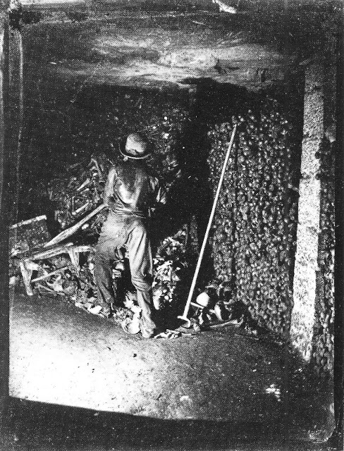 une exploration des catacombes de Paris au 19eme siècle par Nadar une exploration des catacombes de Paris au 19eme siecle par Nadar 14 une-exploration-des-catacombes-de-Paris-au-19eme-siecle-par-Nadar-14