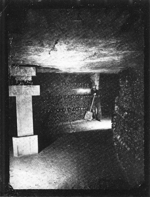 une exploration des catacombes de Paris au 19eme siècle par Nadar une exploration des catacombes de Paris au 19eme siecle par Nadar 22 une-exploration-des-catacombes-de-Paris-au-19eme-siecle-par-Nadar-22