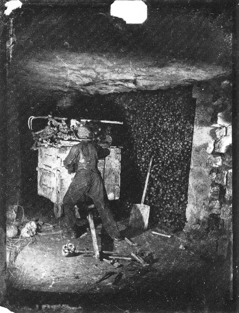 une exploration des catacombes de Paris au 19eme siècle par Nadar une exploration des catacombes de Paris au 19eme siecle par Nadar 33 une-exploration-des-catacombes-de-Paris-au-19eme-siecle-par-Nadar-33