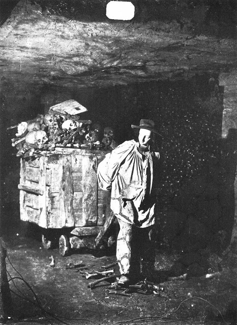 une exploration des catacombes de Paris au 19eme siècle par Nadar une exploration des catacombes de Paris au 19eme siecle par Nadar 34 une-exploration-des-catacombes-de-Paris-au-19eme-siecle-par-Nadar-34