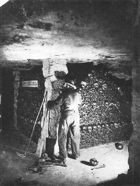 une exploration des catacombes de Paris au 19eme siècle par Nadar une exploration des catacombes de Paris au 19eme siecle par Nadar 36 une-exploration-des-catacombes-de-Paris-au-19eme-siecle-par-Nadar-36