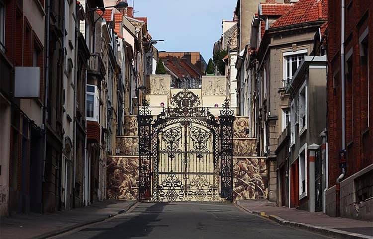 Une fantastique fresque en trompe l'oeil transformant un escalier en portail à Boulogne sur mer une fantastique fresque en trompe l oeil transformant un escalier en portail a Boulogne sur mer 2 une-fantastique-fresque-en-trompe-l-oeil-transformant-un-escalier-en-portail-a-Boulogne-sur-mer-2