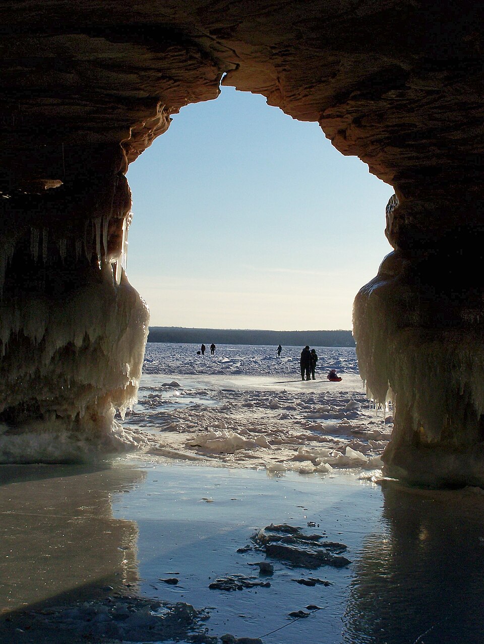 visiteurs grottes glace meyers beach apostle islands Visiteurs devant les formations de glace des grottes de Meyers Beach aux Apostle Islands