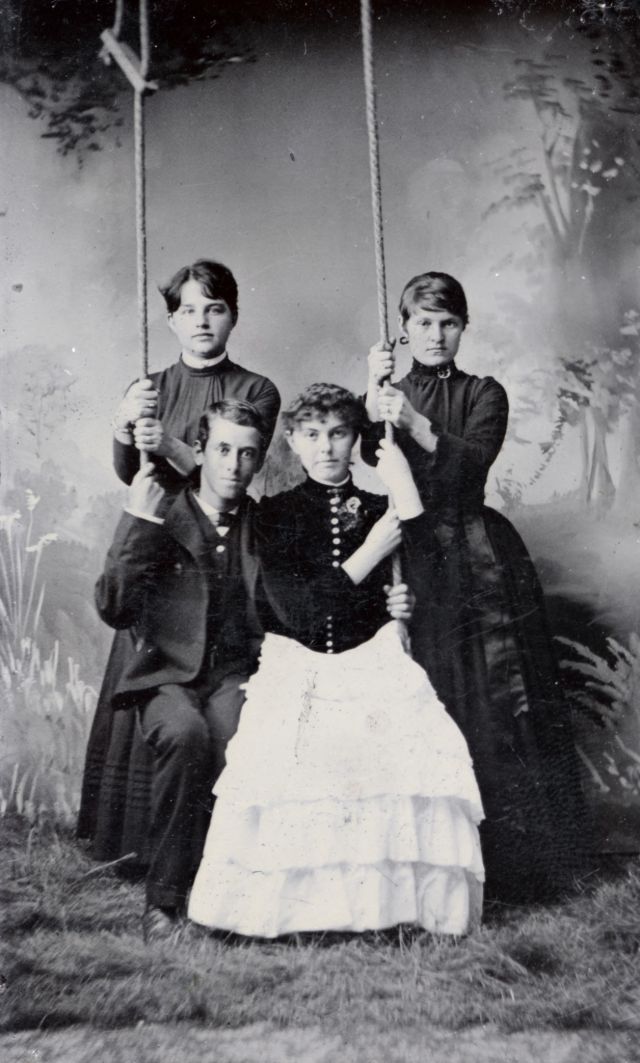 30 portraits avec une balançoire en studio au 19eme siecle 30 portraits avec une balancoire en studio au 19eme siecle 26 30-portraits-avec-une-balancoire-en-studio-au-19eme-siecle-26