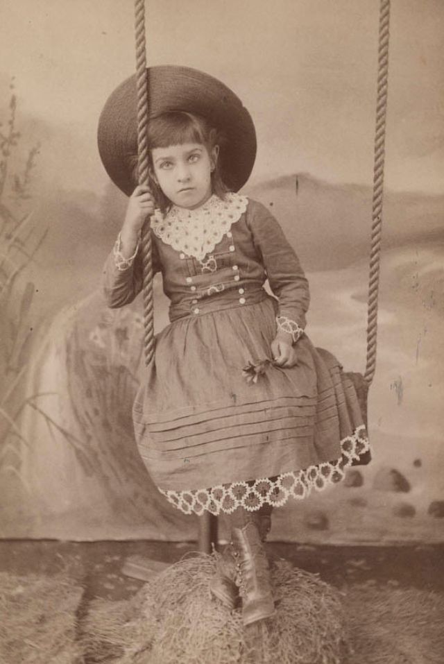 30 portraits avec une balançoire en studio au 19eme siecle 30 portraits avec une balancoire en studio au 19eme siecle 8 30-portraits-avec-une-balancoire-en-studio-au-19eme-siecle-8