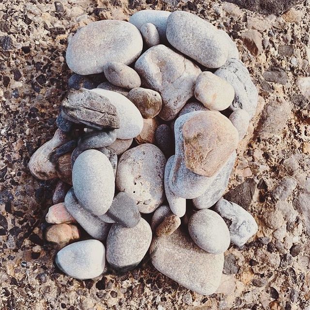 Des visages avec des galets par Ilan Adar Des visages avec des galets par Ilan Adar pierre caillou pareidolie 2 Des-visages-avec-des-galets-par-Ilan-Adar-pierre-caillou-pareidolie-2