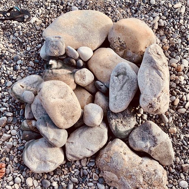 Des visages avec des galets par Ilan Adar Des visages avec des galets par Ilan Adar pierre caillou pareidolie 6 Des-visages-avec-des-galets-par-Ilan-Adar-pierre-caillou-pareidolie-6