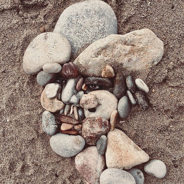 Des visages avec des galets par Ilan Adar Des visages avec des galets par Ilan Adar pierre caillou pareidolie 7 Des-visages-avec-des-galets-par-Ilan-Adar-pierre-caillou-pareidolie-7