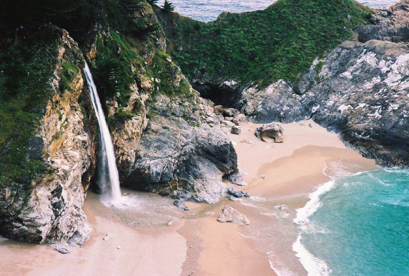 McWay Falls - une cascade dans l'océan de Big Sur en Californie McWay Falls une cascade dans l ocean de Big Sur en Californie 4 McWay-Falls-une-cascade-dans-l-ocean-de-Big-Sur-en-Californie-4