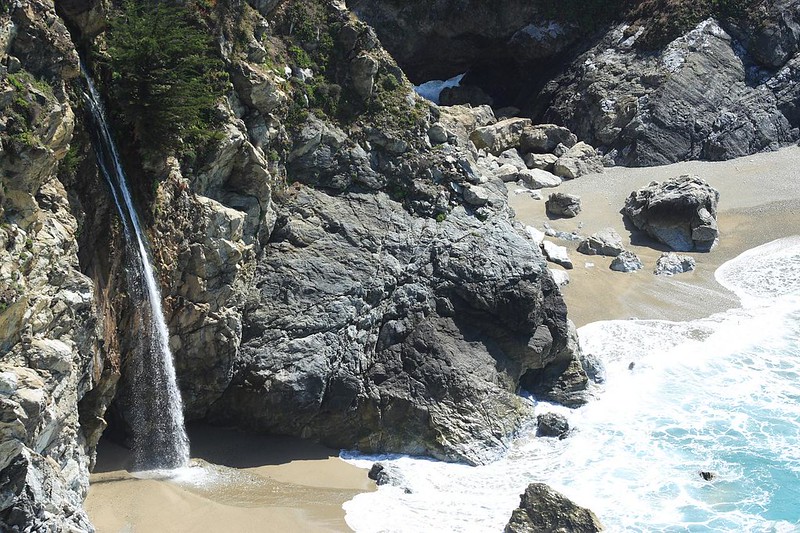 McWay Falls - une cascade dans l'océan de Big Sur en Californie McWay Falls une cascade dans l ocean de Big Sur en Californie 6 McWay-Falls-une-cascade-dans-l-ocean-de-Big-Sur-en-Californie-6