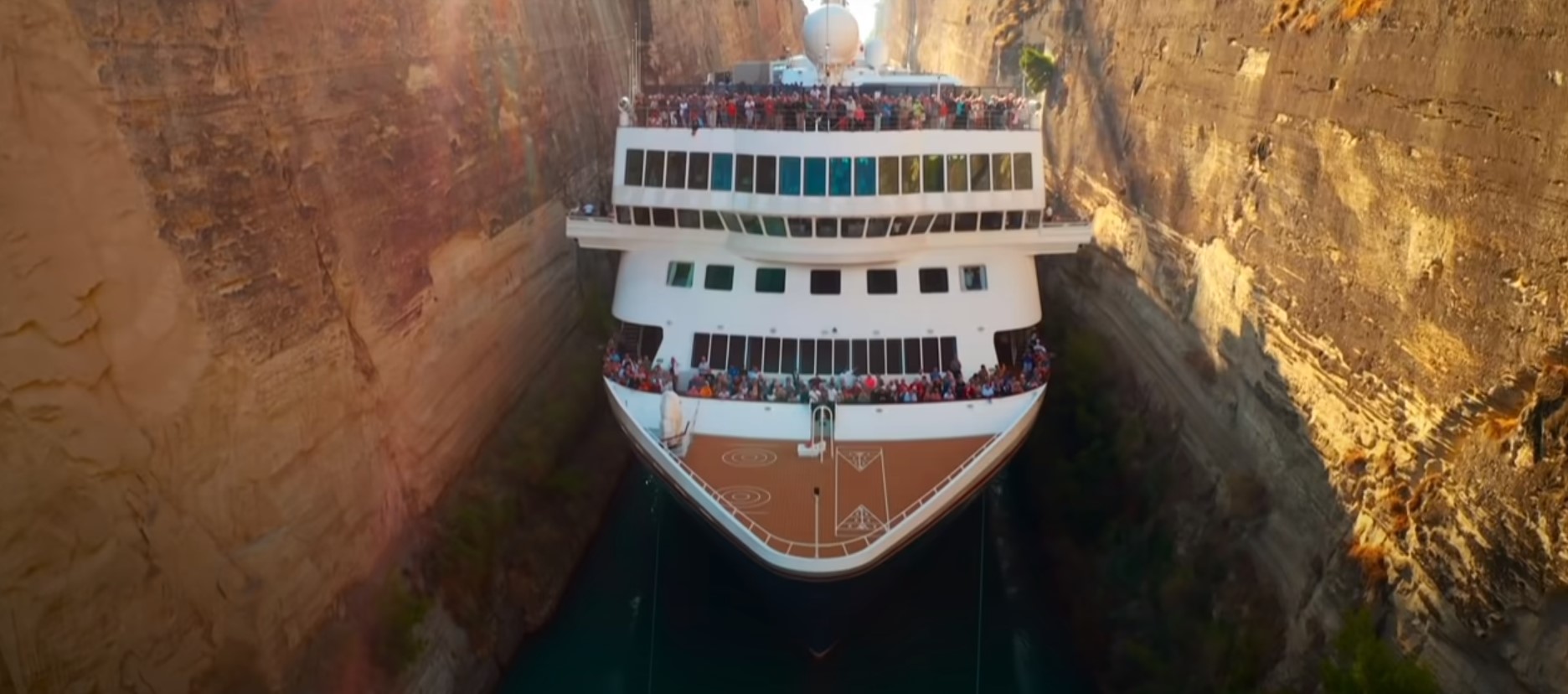 Le canal de Corinthe, l’étroit passage grec où les paquebots frôlent la roche Un immense paquebot dans le canal de Corinthe video 1 Un-immense-paquebot-dans-le-canal-de-Corinthe-video