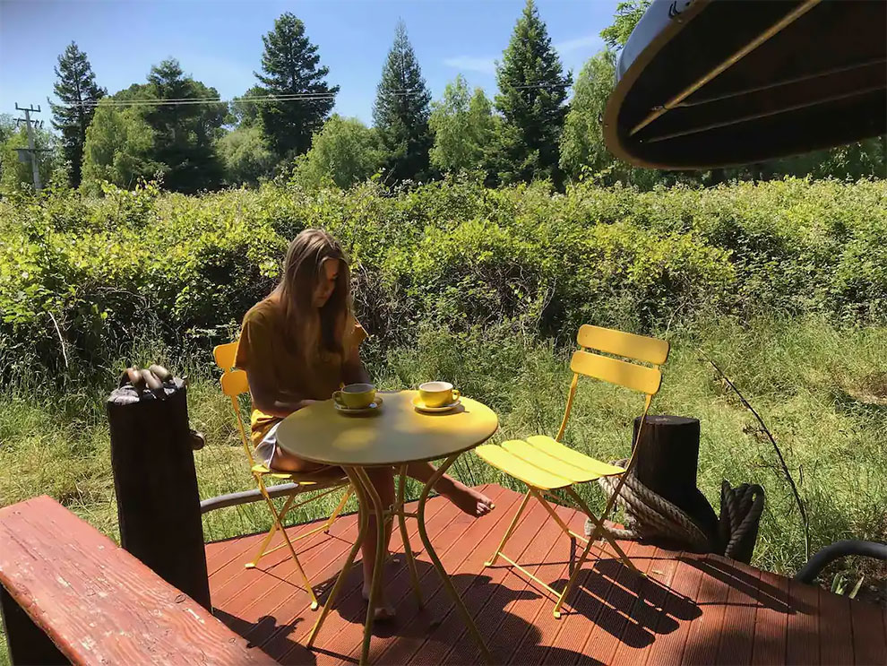 Une cabane en forme de sous-marin jaune à louer sur AirBnb Une cabane en forme de sous marin jaune a louer sur AirBnb 13 Une-cabane-en-forme-de-sous-marin-jaune-a-louer-sur-AirBnb-13