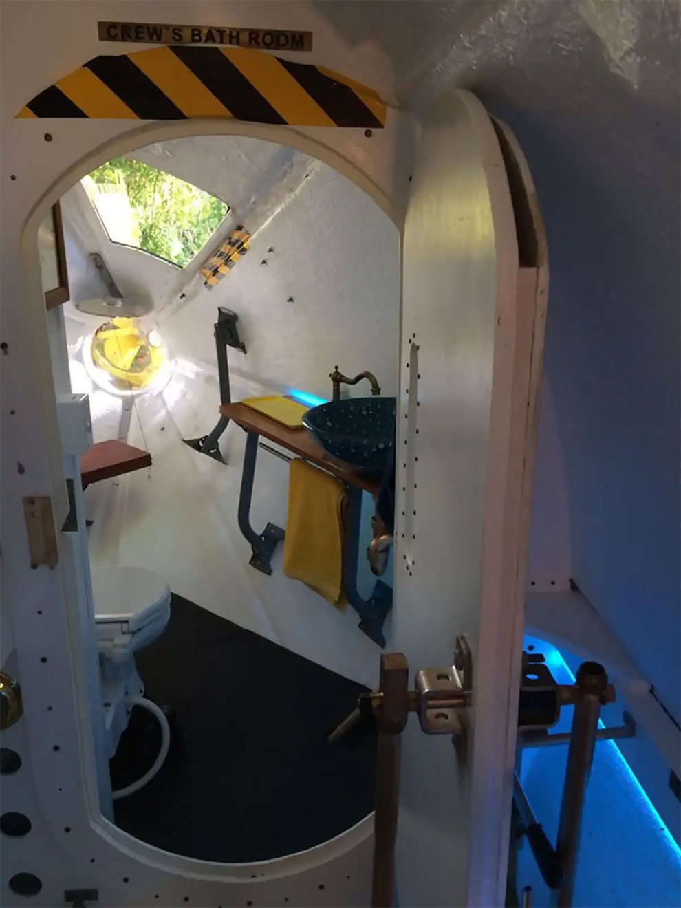 Une cabane en forme de sous-marin jaune à louer sur AirBnb Une cabane en forme de sous marin jaune a louer sur AirBnb 14 Une-cabane-en-forme-de-sous-marin-jaune-a-louer-sur-AirBnb-14