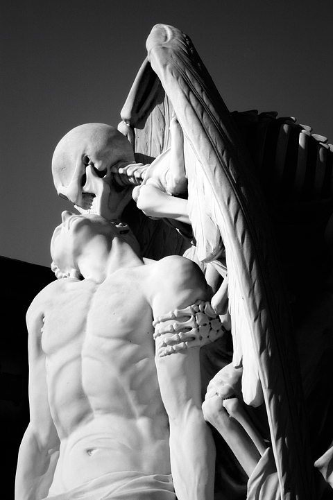 Une magnifique sculpture du baiser de la mort sur une tombe du cimetière de Pobleneou à Barcelone Une magnifique sculpture du baiser de la mort sur une tombe du cimetiere de Pobleneou a Barcelone 2 Une-magnifique-sculpture-du-baiser-de-la-mort-sur-une-tombe-du-cimetiere-de-Pobleneou-a-Barcelone-2