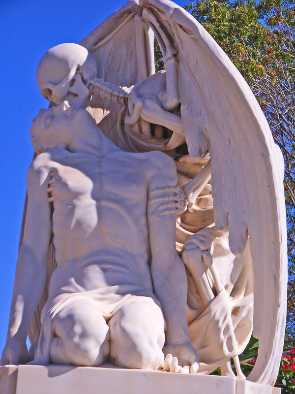 Une magnifique sculpture du baiser de la mort sur une tombe du cimetière de Pobleneou à Barcelone Une magnifique sculpture du baiser de la mort sur une tombe du cimetiere de Pobleneou a Barcelone 3 Une-magnifique-sculpture-du-baiser-de-la-mort-sur-une-tombe-du-cimetiere-de-Pobleneou-a-Barcelone-3