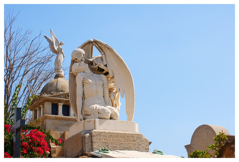 Une magnifique sculpture du baiser de la mort sur une tombe du cimetière de Pobleneou à Barcelone Une magnifique sculpture du baiser de la mort sur une tombe du cimetiere de Pobleneou a Barcelone 4 Une-magnifique-sculpture-du-baiser-de-la-mort-sur-une-tombe-du-cimetiere-de-Pobleneou-a-Barcelone-4