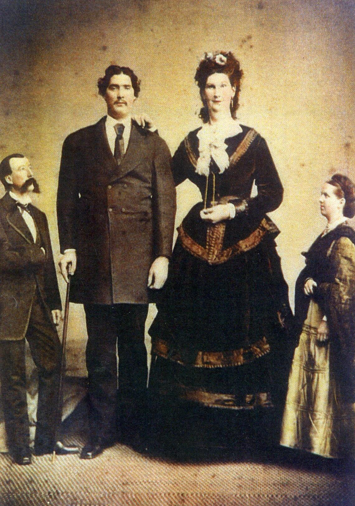 Anna Haining Swan et Martin Van Buren Bates, le plus grand couple marié jamais enregistré Anna Haining Swan et Martin Van Buren Bates, le plus grand couple marié jamais enregistré