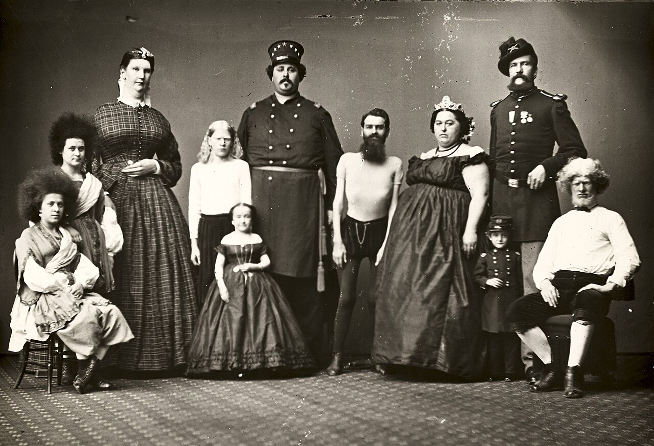 Anna Swan avec des artistes de Barnum vers 1865 Anna Swan avec des artistes de Barnum vers 1865
