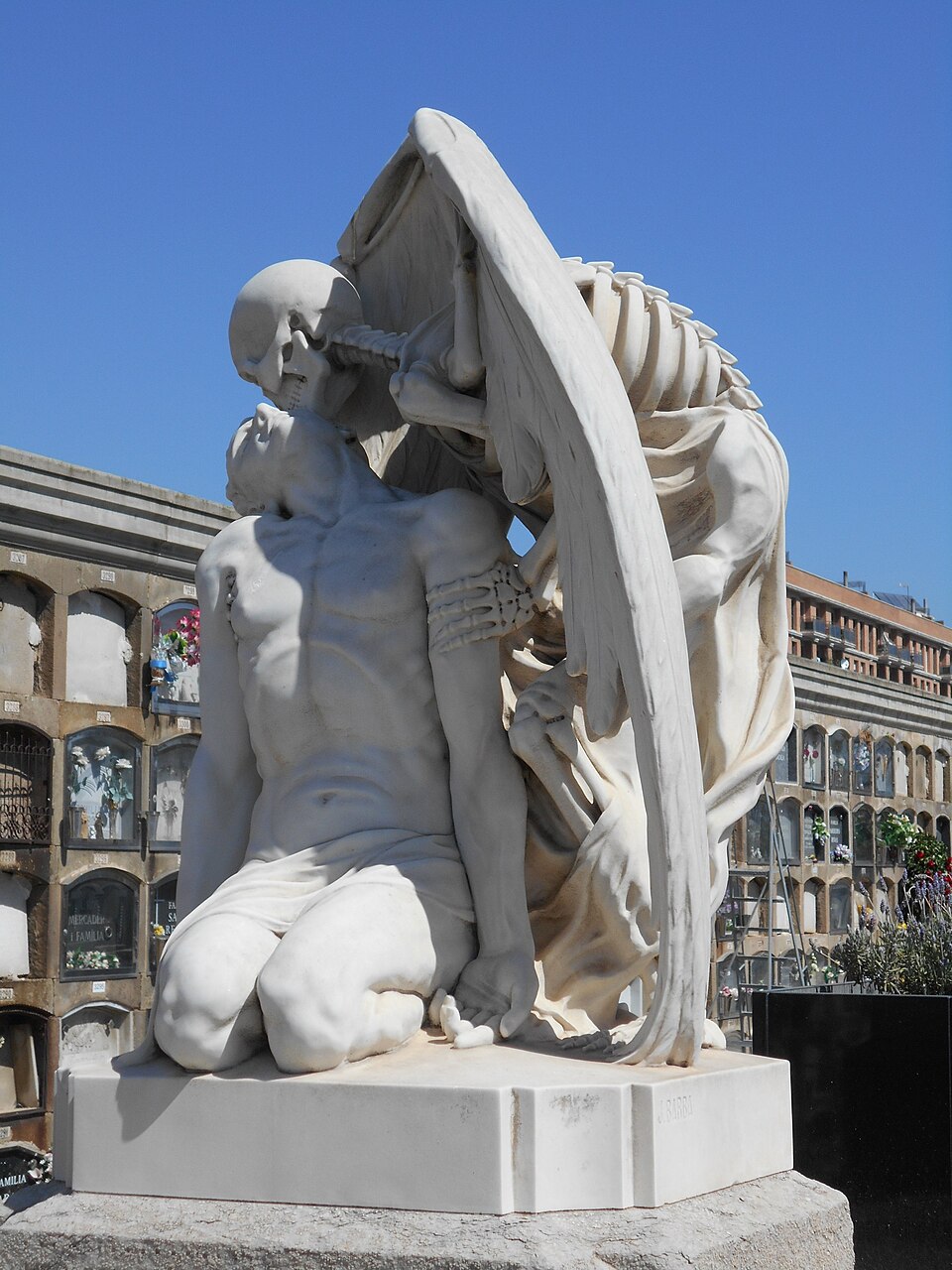 Sculpture Le Baiser de la Mort de Jaume Barba au cimetière de Poblenou Sculpture Le Baiser de la Mort de Jaume Barba au cimetière de Poblenou