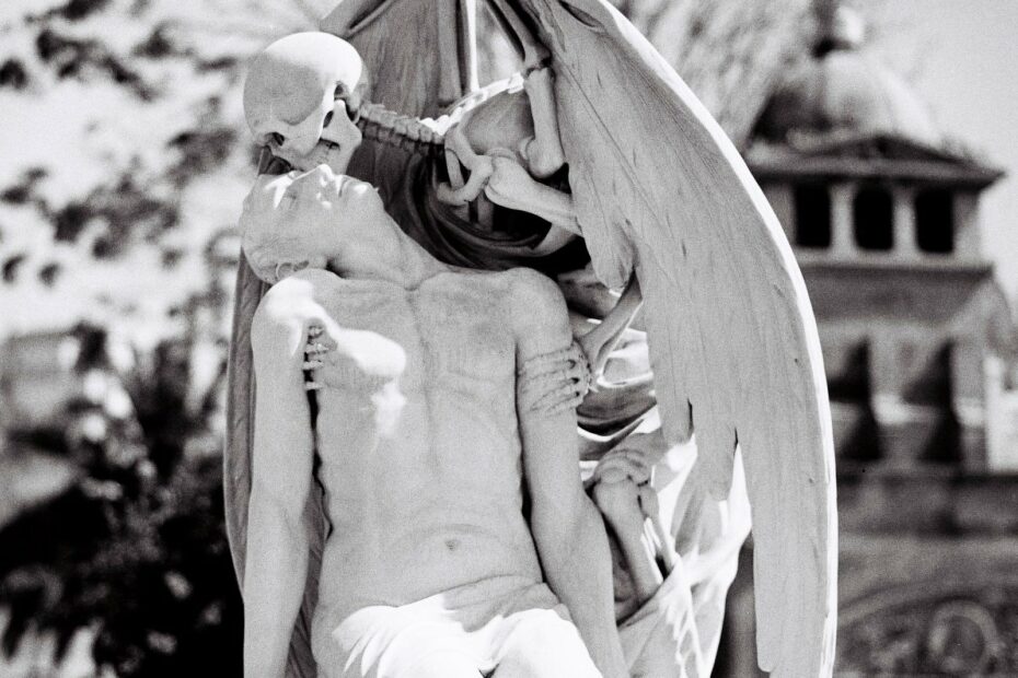 Le Baiser de la Mort (El petó de la mort), la sculpture du cimetière de Poblenou à Barcelone le baiser de la mort el peto poblenou barcelone Le Baiser de la Mort au cimetière de Poblenou à Barcelone
