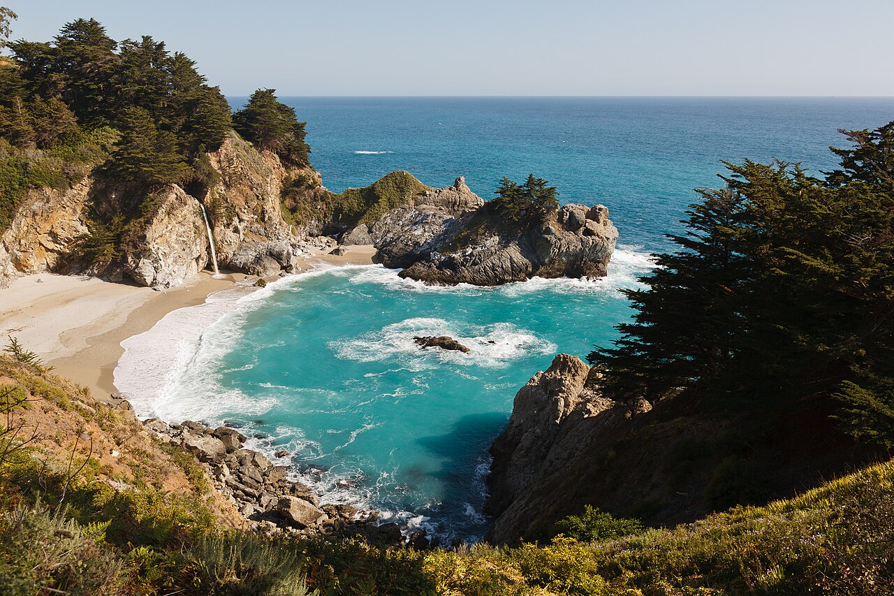 McWay Falls à Big Sur, cascade de 24 mètres tombant sur la plage de McWay Cove en Californie McWay Falls à Big Sur, cascade de 24 mètres tombant sur la plage de McWay Cove en Californie