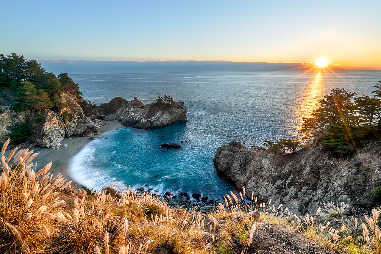 McWay Falls et le Pacifique au coucher du soleil à Big Sur McWay Falls et le Pacifique au coucher du soleil à Big Sur