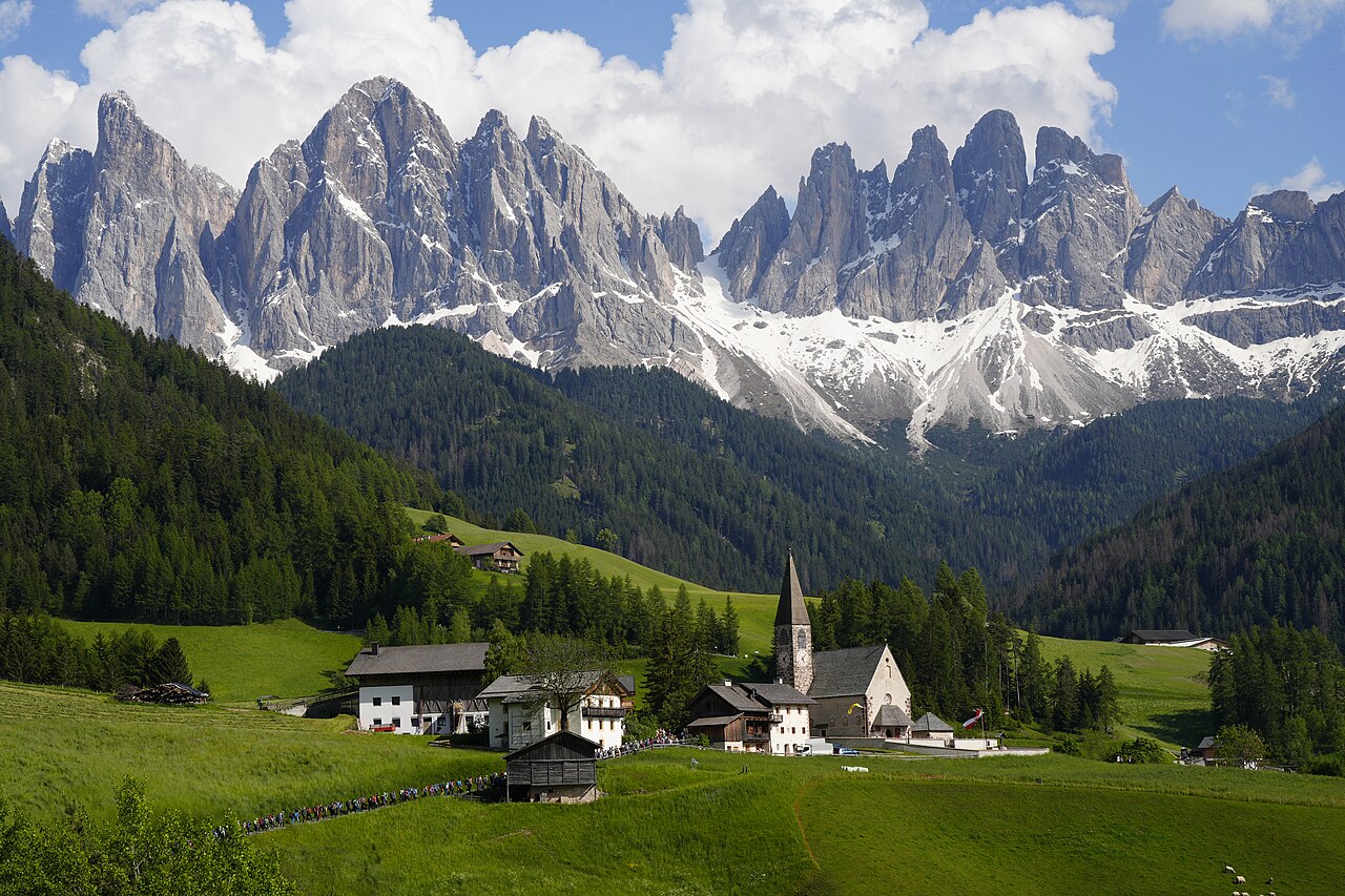 Santa Maddalena dans le Val di Funes avec l’église et les pics des Odle Santa Maddalena dans le Val di Funes avec l’église et les pics des Odle