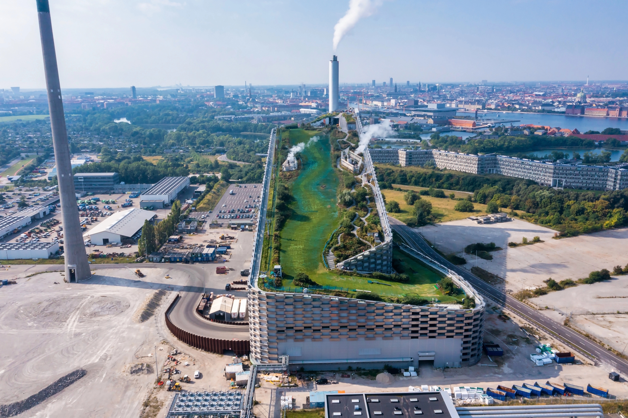 Copenhill une piste de ski synthetique sur le toit d une centrale electrique de Copenhague video 2 Copenhill une piste de ski synthetique sur le toit d une centrale electrique de Copenhague video 2