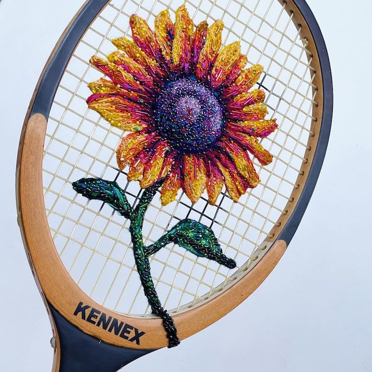 De la broderie sur des raquettes de tennis par Danielle Clough De la broderie sur des raquettes de tennis par Danielle Clough 4 De-la-broderie-sur-des-raquettes-de-tennis-par-Danielle-Clough-4