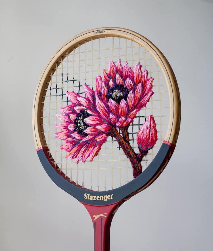 De la broderie sur des raquettes de tennis par Danielle Clough De la broderie sur des raquettes de tennis par Danielle Clough 6 De-la-broderie-sur-des-raquettes-de-tennis-par-Danielle-Clough-6