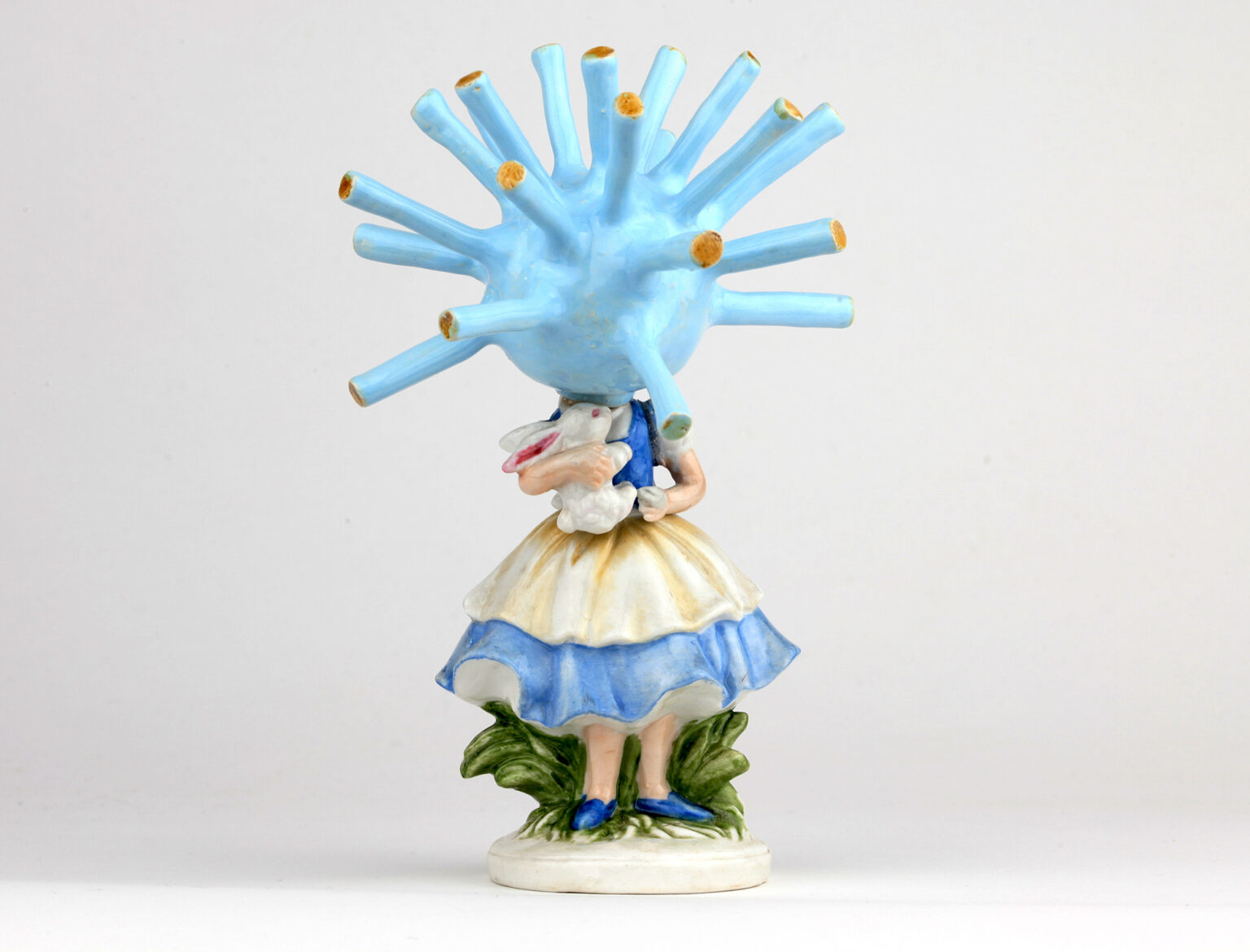 Des figurines satyriques du coronavirus en porcelaine par Chrystl Rijkeboer Des figurines satyriques du coronavirus en porcelaine par Chrystl Rijkeboer 2 Des-figurines-satyriques-du-coronavirus-en-porcelaine-par-Chrystl-Rijkeboer-2
