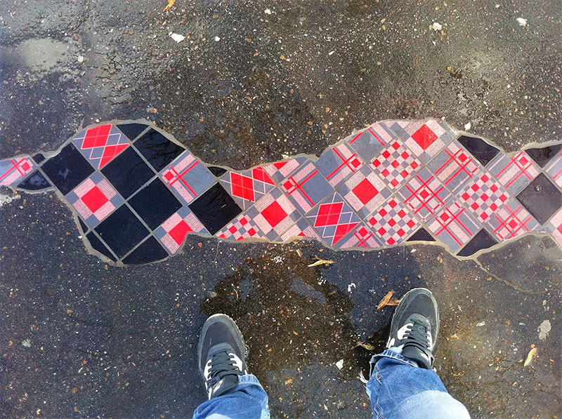 Ememem le chirurgien de la chaussée met de la mosaique dans les nids de poule Ememem le chirurgien de la chaussee met de la mosaique dans les nids de poule 12 Ememem-le-chirurgien-de-la-chaussee-met-de-la-mosaique-dans-les-nids-de-poule-12