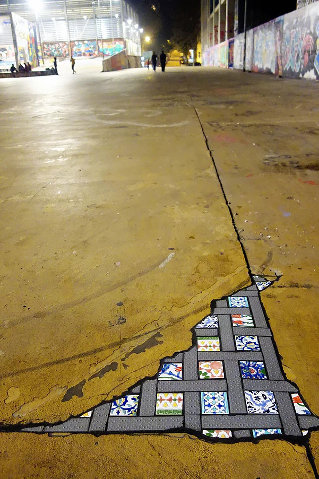 Ememem le chirurgien de la chaussée met de la mosaique dans les nids de poule Ememem le chirurgien de la chaussee met de la mosaique dans les nids de poule 15 Ememem-le-chirurgien-de-la-chaussee-met-de-la-mosaique-dans-les-nids-de-poule-15