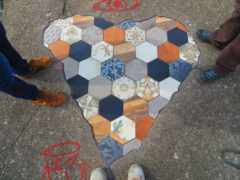 Ememem le chirurgien de la chaussée met de la mosaique dans les nids de poule Ememem le chirurgien de la chaussee met de la mosaique dans les nids de poule 3 Ememem-le-chirurgien-de-la-chaussee-met-de-la-mosaique-dans-les-nids-de-poule-3