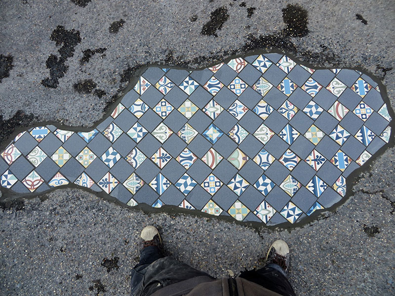 Ememem le chirurgien de la chaussée met de la mosaique dans les nids de poule Ememem le chirurgien de la chaussee met de la mosaique dans les nids de poule 4 Ememem-le-chirurgien-de-la-chaussee-met-de-la-mosaique-dans-les-nids-de-poule-4