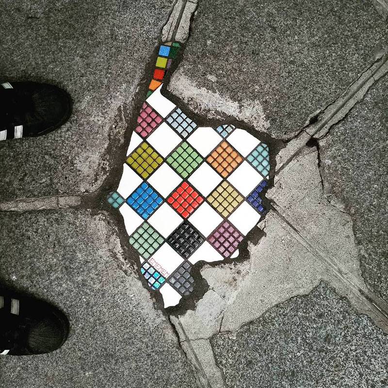 Ememem le chirurgien de la chaussée met de la mosaique dans les nids de poule Ememem le chirurgien de la chaussee met de la mosaique dans les nids de poule 8 Ememem-le-chirurgien-de-la-chaussee-met-de-la-mosaique-dans-les-nids-de-poule-8