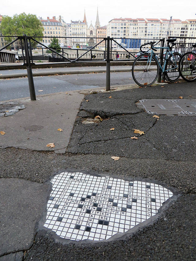 Ememem le chirurgien de la chaussée met de la mosaique dans les nids de poule Ememem le chirurgien de la chaussee met de la mosaique dans les nids de poule 9 Ememem-le-chirurgien-de-la-chaussee-met-de-la-mosaique-dans-les-nids-de-poule-9