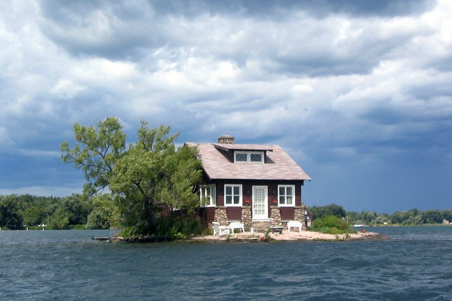 Just Room Enough Island - une maison sur une île minuscule Just Room Enough Island une maison sur une ile minuscule 1 1 Just Room Enough Island, maison sur une île minuscule des Mille-Îles