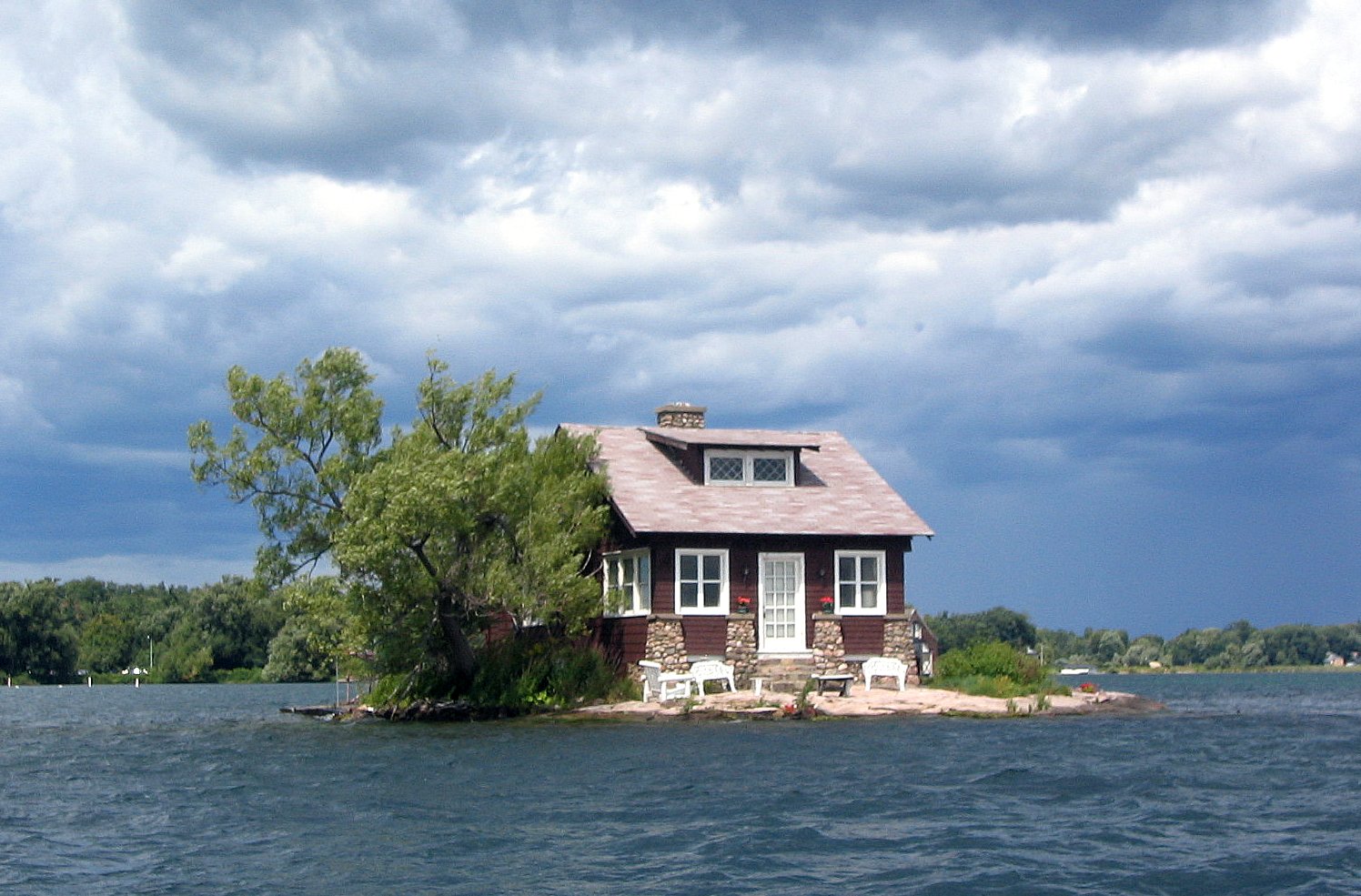 Just Room Enough Island, maison sur une île minuscule des Mille-Îles Just Room Enough Island, maison sur une île minuscule des Mille-Îles