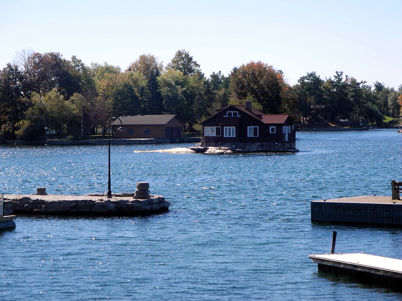 Just Room Enough Island - une maison sur une île minuscule Just Room Enough Island une maison sur une ile minuscule 4 Just-Room-Enough-Island-une-maison-sur-une-ile-minuscule-4