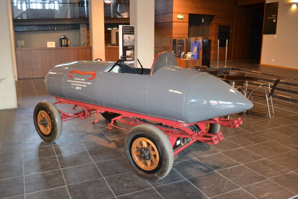 La jamais contente de Camille Jenatzy - la première voiture à passer les 100 km/h La jamais contente de Camille Jenatzy la premiere voiture a passer les 100 km h 3 La-jamais-contente-de-Camille-Jenatzy-la-premiere-voiture-a-passer-les-100-km-h-3