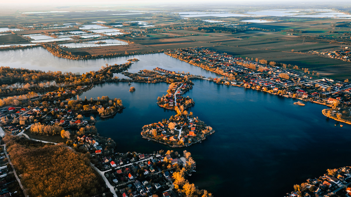 Les lacs de Délegyháza vus du ciel par Gabor Nagy Les lacs de Delegyhaza vus du ciel par Gabor Nagy hongrie 2 Les-lacs-de-Delegyhaza-vus-du-ciel-par-Gabor-Nagy-hongrie-2
