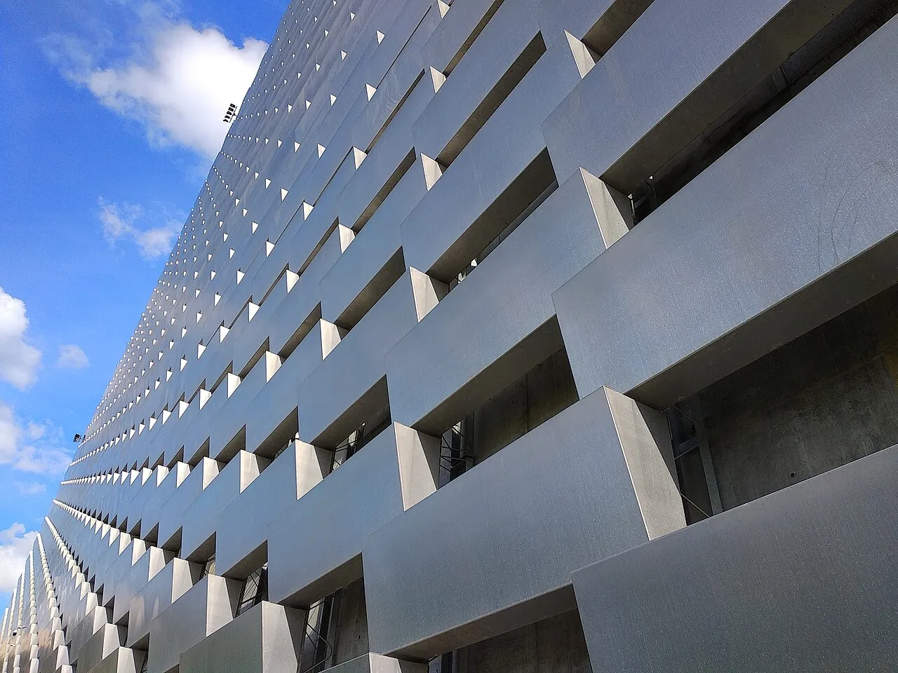 Façade d’Amager Bakke avec le toit incliné accueillant la piste CopenHill à Copenhague Façade d’Amager Bakke avec le toit incliné accueillant la piste CopenHill à Copenhague