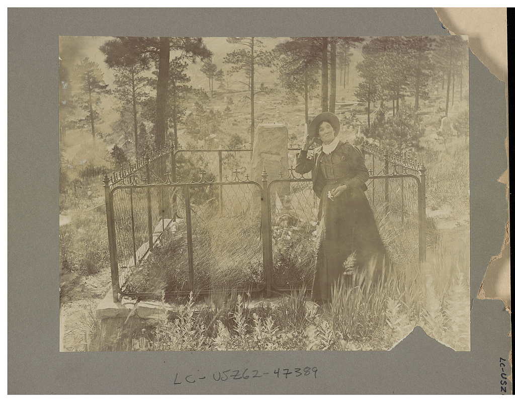 calamity jane tombe wild bill hickok 1903 Calamity Jane devant la tombe de Wild Bill Hickok à Deadwood vers 1903
