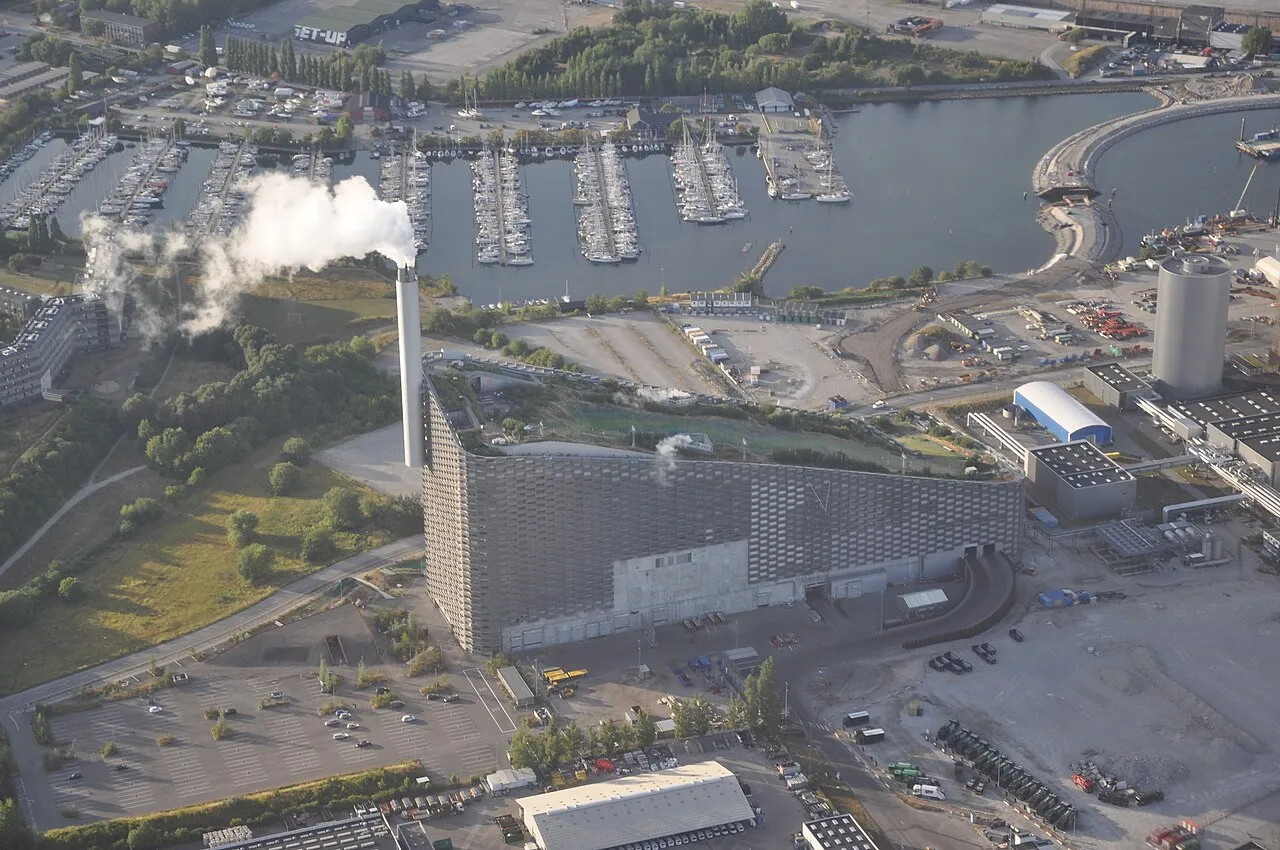 Vue aérienne de l’usine Amager Bakke avec la piste CopenHill aménagée sur son toit Vue aérienne de l’usine Amager Bakke avec la piste CopenHill aménagée sur son toit