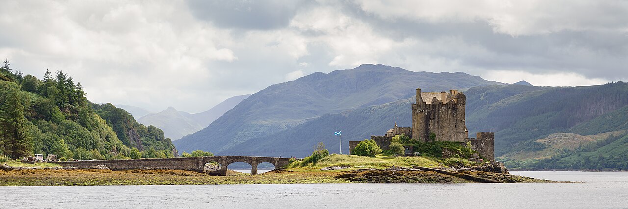 Panorama du château d’Eilean Donan et des Highlands au bord du Loch Duich Panorama du château d’Eilean Donan et des Highlands au bord du Loch Duich