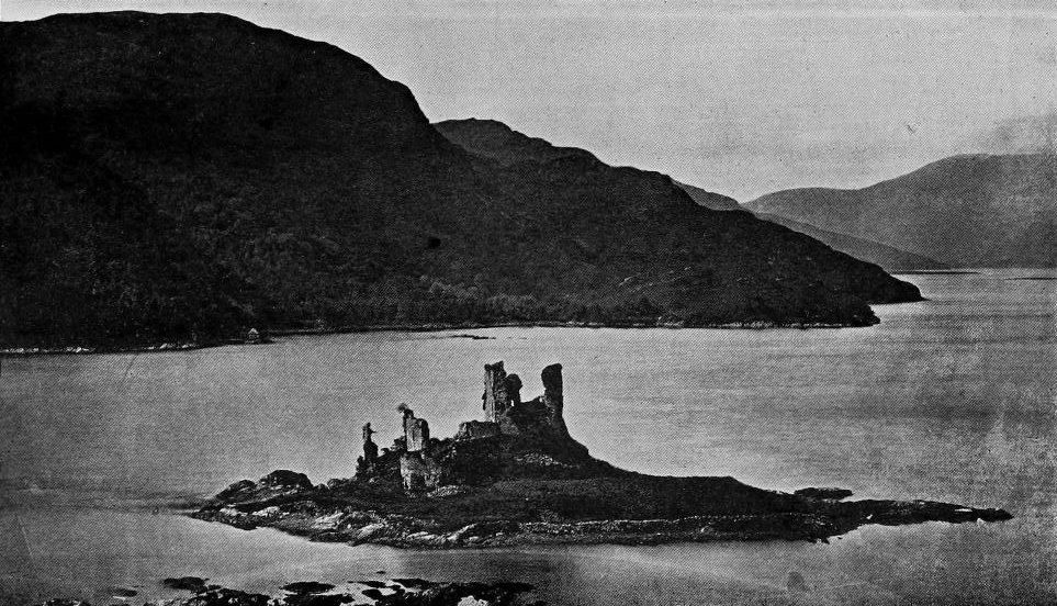Ruines du château d’Eilean Donan avant sa reconstruction au XXe siècle Ruines du château d’Eilean Donan avant sa reconstruction au XXe siècle