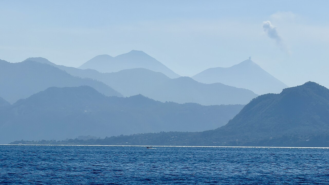 Lac Atitlán et paysage volcanique vus depuis Panajachel au Guatemala Lac Atitlán et paysage volcanique vus depuis Panajachel au Guatemala